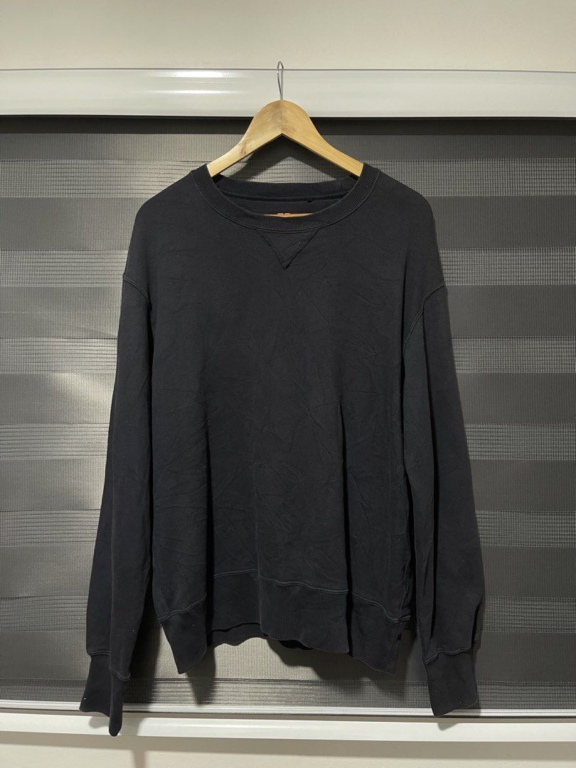 Uniqlo crewneck oversized sweater (Category: Hoodies) located in Mabalacat. Submitted by aguilarang07814 (Listing ID 1470515368, Image 1). Description: Size M-L 24x27.5 No issue 9/10 color rate Navy blue pampanga loc j&t shipping.