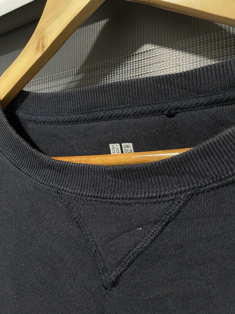 Uniqlo crewneck oversized sweater (Category: Hoodies) located in Mabalacat. Submitted by aguilarang07814 (Listing ID 1470515368, Image 3). Description: Size M-L 24x27.5 No issue 9/10 color rate Navy blue pampanga loc j&t shipping.