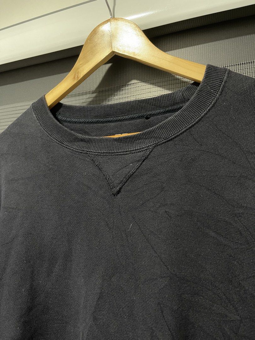 Uniqlo crewneck oversized sweater (Category: Hoodies) located in Mabalacat. Submitted by aguilarang07814 (Listing ID 1470515368, Image 2). Description: Size M-L 24x27.5 No issue 9/10 color rate Navy blue pampanga loc j&t shipping.
