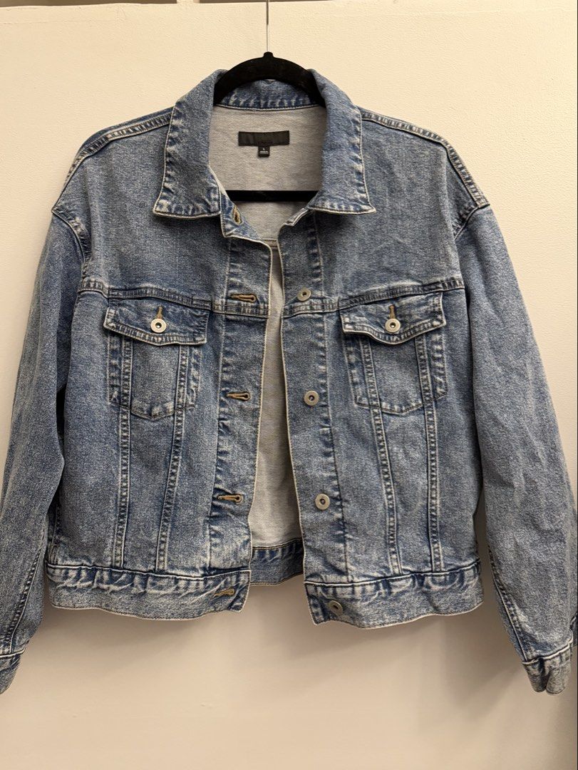 UNIQLO Denim Jacket Large (Category: Coats, Jackets and Outerwear) located in Manila. Submitted by closetclearout.mnl (Listing ID 1470396629, Image 1). Description: Brand New Women’s size large .
