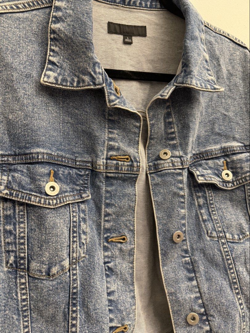 UNIQLO Denim Jacket Large (Category: Coats, Jackets and Outerwear) located in Manila. Submitted by closetclearout.mnl (Listing ID 1470396629, Image 2). Description: Brand New Women’s size large .