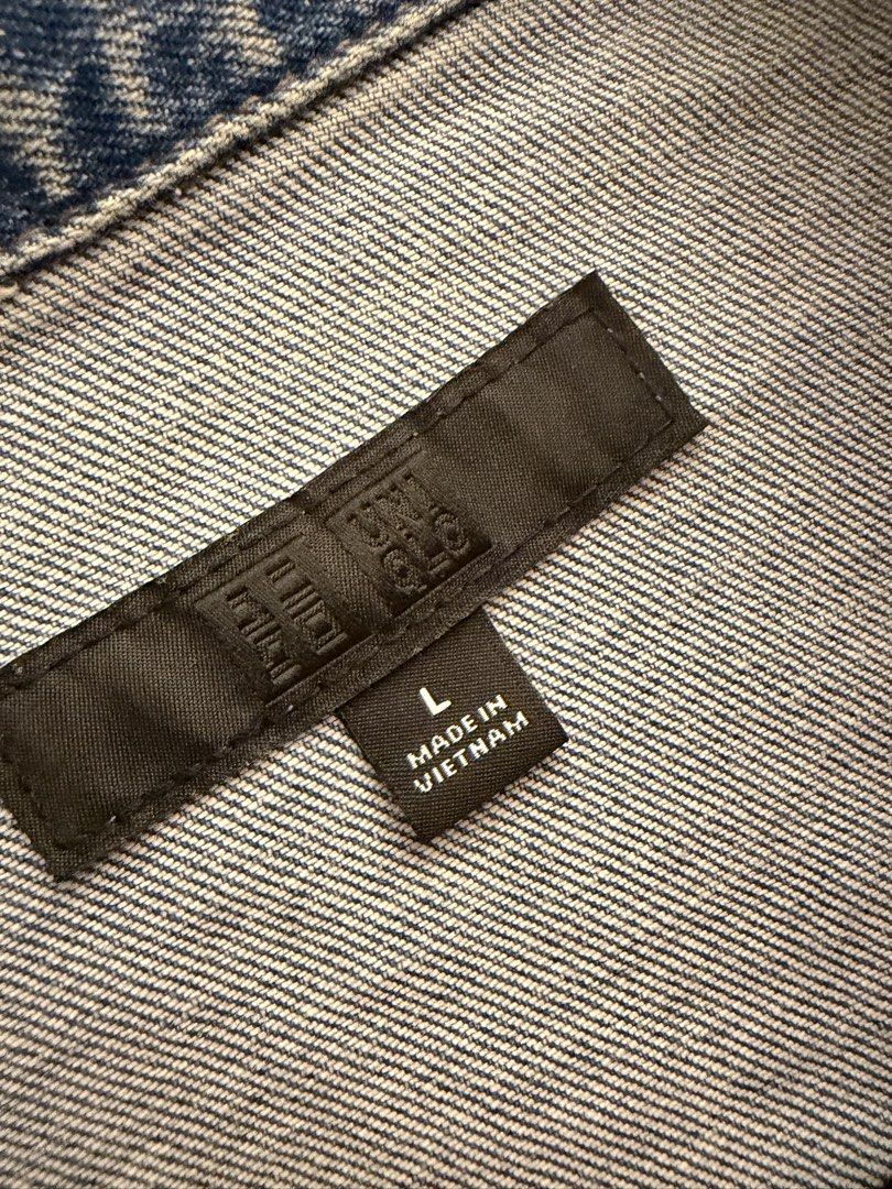 UNIQLO Denim Jacket Large (Category: Coats, Jackets and Outerwear) located in Manila. Submitted by closetclearout.mnl (Listing ID 1470396629, Image 3). Description: Brand New Women’s size large .