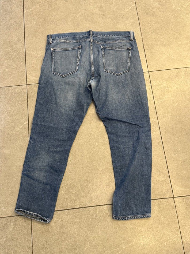 Uniqlo Denim Jeans Size 34 (Category: Jeans) located in Muntinlupa City. Submitted by el1b12345 (Listing ID 1470378069, Image 3). Description: - Brand: Uniqlo - Style: Light wash denim jeans with faded finish - Size: 34 (fits 86.5cm waist) - L - 37" - Material: 99% cotton, 1% spandex (slight stretch for comfort) - Fit: Standard fit - Details: Five pockets, classic button and zip fly closure - mop: Gcash - mod: J&T/Lalamove - Negotiable - Pm if In