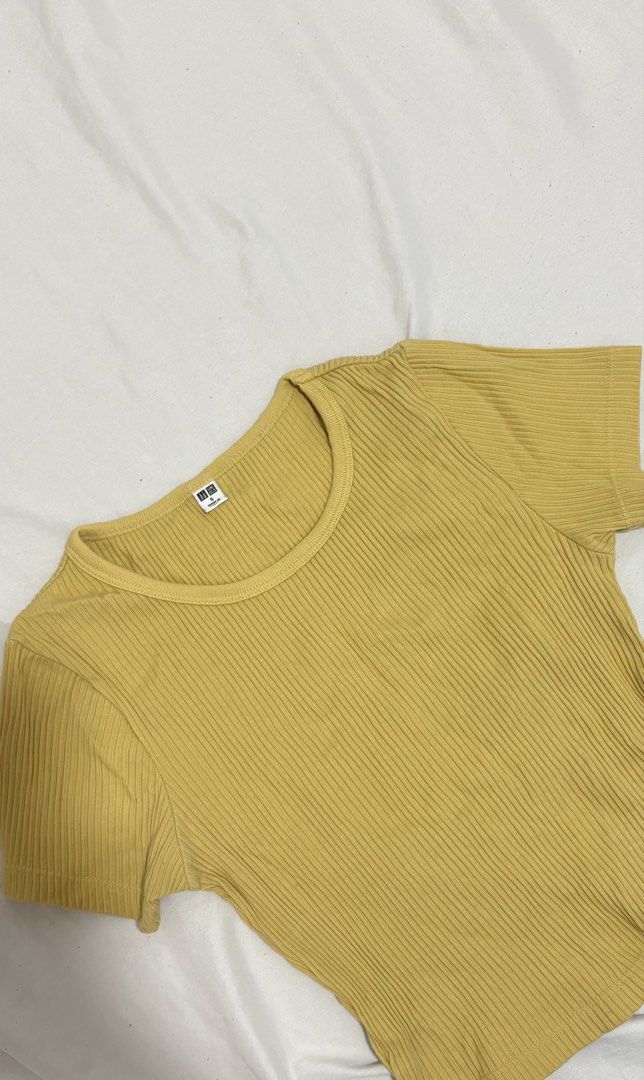 UNIQLO fitted top (Category: Blouses) located in Taguig. Submitted by krizy_makeyl (Listing ID 1470409055, Image 1). Description: -GCASH only:> -buyer will book the LALAMOVE thanks!.