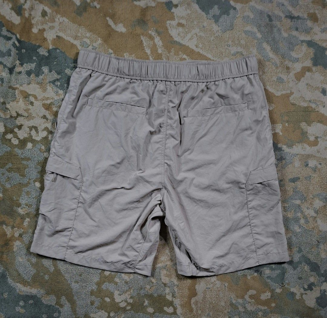 Uniqlo geared cargo shorts (Category: Shorts) located in Tagaytay City. Submitted by joselito_acosta (Listing ID 1470351685, Image 2). Description: Uniqlo geared cargo shorts In excellent condition No issues 9.5/10 color rate Large on tag Waistline: 34"-36" Length: 20" Leg opening: 12" Authentic ✅ ✅ ✅ 599+shipping fee only Location: tagaytay Dm to purchase 📩 📩 📩.
