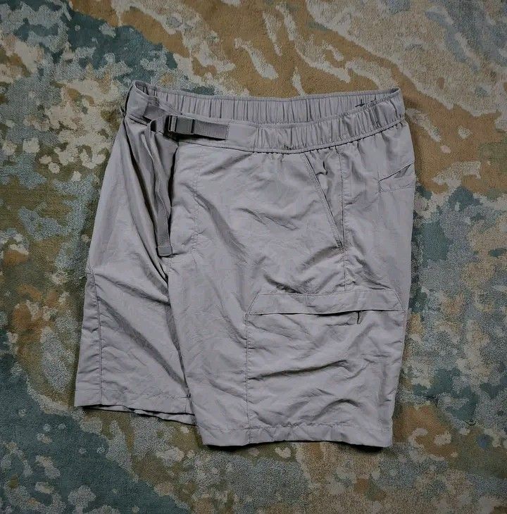 Uniqlo geared cargo shorts (Category: Shorts) located in Tagaytay City. Submitted by joyjavier1230 (Listing ID 1470389633, Image 3). Description: Uniqlo geared cargo shorts In excellent condition No issues 9.5/10 color rate Large on tag Waistline: 34"-36" Length: 20" Leg opening: 12" Authentic ✅ ✅ ✅ 599+shipping fee only Location: tagaytay shipping via jnt MOP: gcash Dm to purchase 📩 📩 📩.