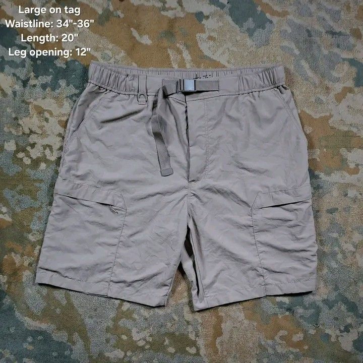 Uniqlo geared cargo shorts (Category: Shorts) located in Tagaytay City. Submitted by joyjavier1230 (Listing ID 1470389633, Image 2). Description: Uniqlo geared cargo shorts In excellent condition No issues 9.5/10 color rate Large on tag Waistline: 34"-36" Length: 20" Leg opening: 12" Authentic ✅ ✅ ✅ 599+shipping fee only Location: tagaytay shipping via jnt MOP: gcash Dm to purchase 📩 📩 📩.