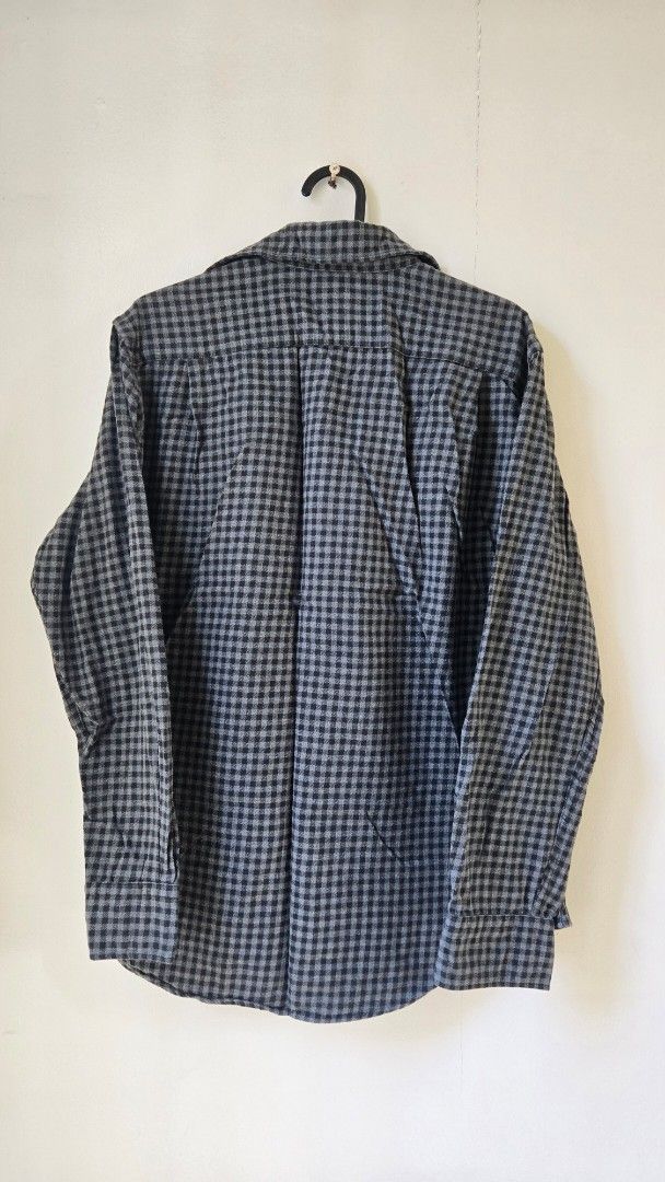 Uniqlo Grey Checkered Flannel Long Sleeves (Category: Tshirts & Polo Shirts ) located in General Trias. Submitted by gratsimaravilla (Listing ID 1470483984, Image 3). Description: - Brand: Uniqlo - Style: Grey and black houndstooth-style check flannel button-down shirt - Size: L (Tag on collar) - Material: 100% Cotton (Made in Bangladesh) - Features: Front chest pocket, long sleeves with button cuffs, standard fit - Condition: Great casual everyd