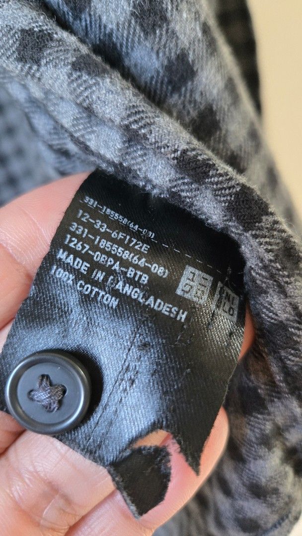 Uniqlo Grey Checkered Flannel Long Sleeves (Category: Tshirts & Polo Shirts ) located in General Trias. Submitted by gratsimaravilla (Listing ID 1470483984, Image 2). Description: - Brand: Uniqlo - Style: Grey and black houndstooth-style check flannel button-down shirt - Size: L (Tag on collar) - Material: 100% Cotton (Made in Bangladesh) - Features: Front chest pocket, long sleeves with button cuffs, standard fit - Condition: Great casual everyd