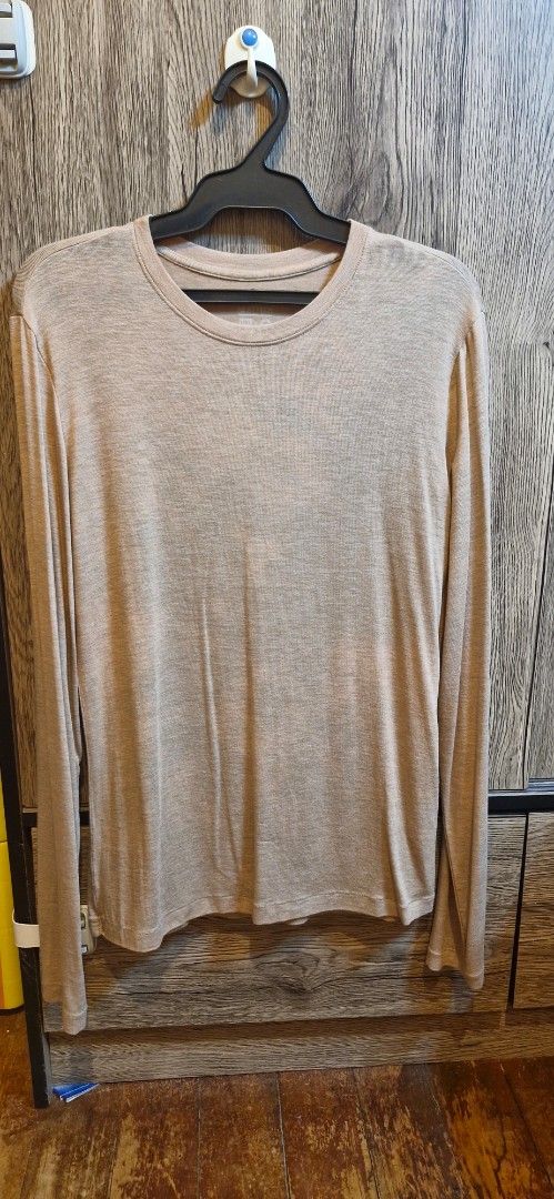 Uniqlo Heattech ExtraWarm Long Sleeve (Category: Longsleeves) located in Paranaque City. Submitted by nieshaprelovedshop (Listing ID 1470527813, Image 2). Description: - Brand/Model: Uniqlo Heattech Extra Warm Long Sleeve Top - Color: Beige - Size: L (Fits bust 85-91cm) - Material: Acrylic, rayon, cashmere, and spandex blend - Design: Crew neck, excellent base layer for cold weather - Condition: Clean overall.