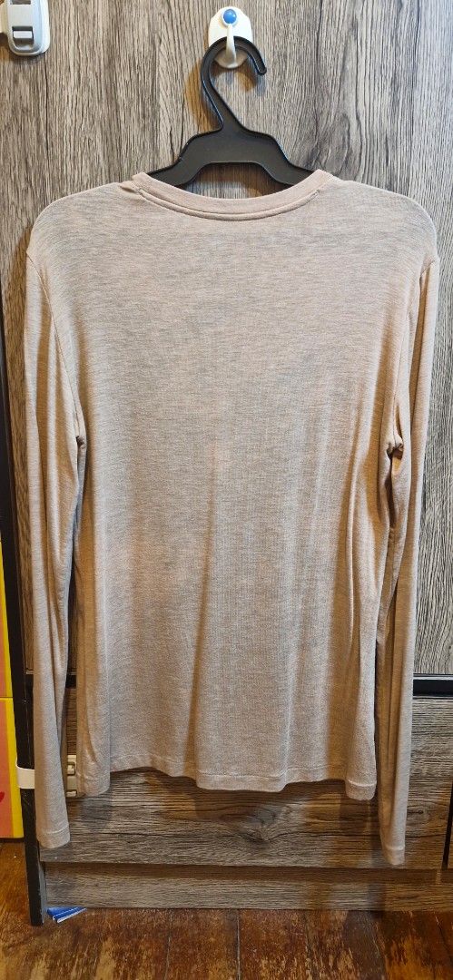 Uniqlo Heattech ExtraWarm Long Sleeve (Category: Longsleeves) located in Paranaque City. Submitted by nieshaprelovedshop (Listing ID 1470527813, Image 3). Description: - Brand/Model: Uniqlo Heattech Extra Warm Long Sleeve Top - Color: Beige - Size: L (Fits bust 85-91cm) - Material: Acrylic, rayon, cashmere, and spandex blend - Design: Crew neck, excellent base layer for cold weather - Condition: Clean overall.