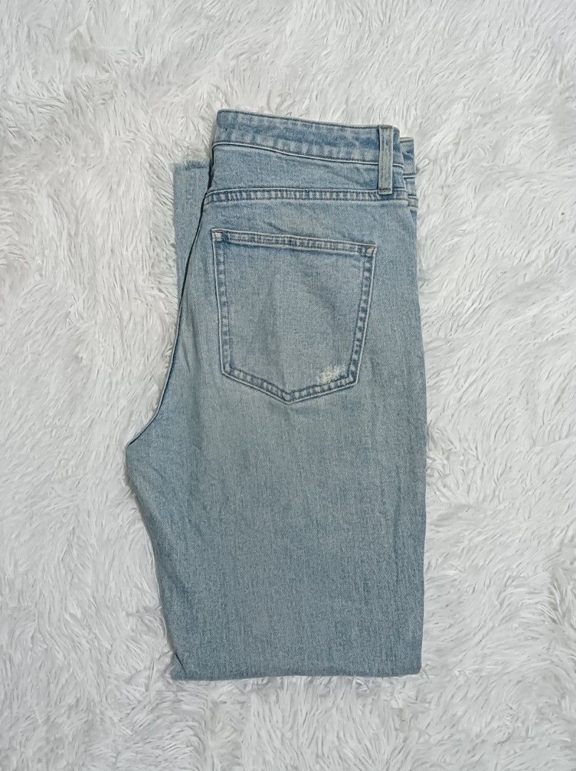 Uniqlo Jeans (Category: Jeans) located in Ozamiz City. Submitted by meshthrift11 (Listing ID 1470424626, Image 1). Description: size 29-30 stretchable length 36.