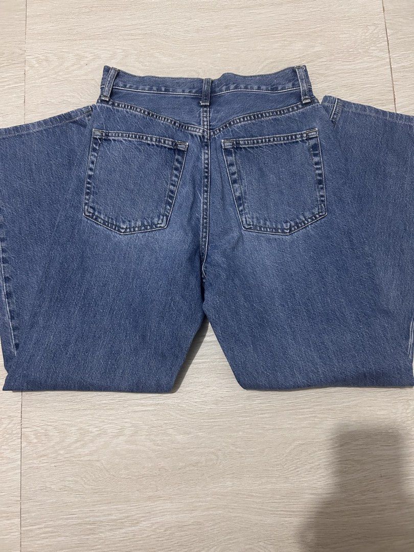 Uniqlo Jeans Size 25 (Category: Jeans) located in Bulacan. Submitted by friitzie (Listing ID 1470401053, Image 3). Description: - Brand: Uniqlo - Style: Straight fit, mid blue wash, classic 5-pocket styling with belt loops - Size: Tagged size 25 (66.5cm waist measurement) - Material: 100% cotton.