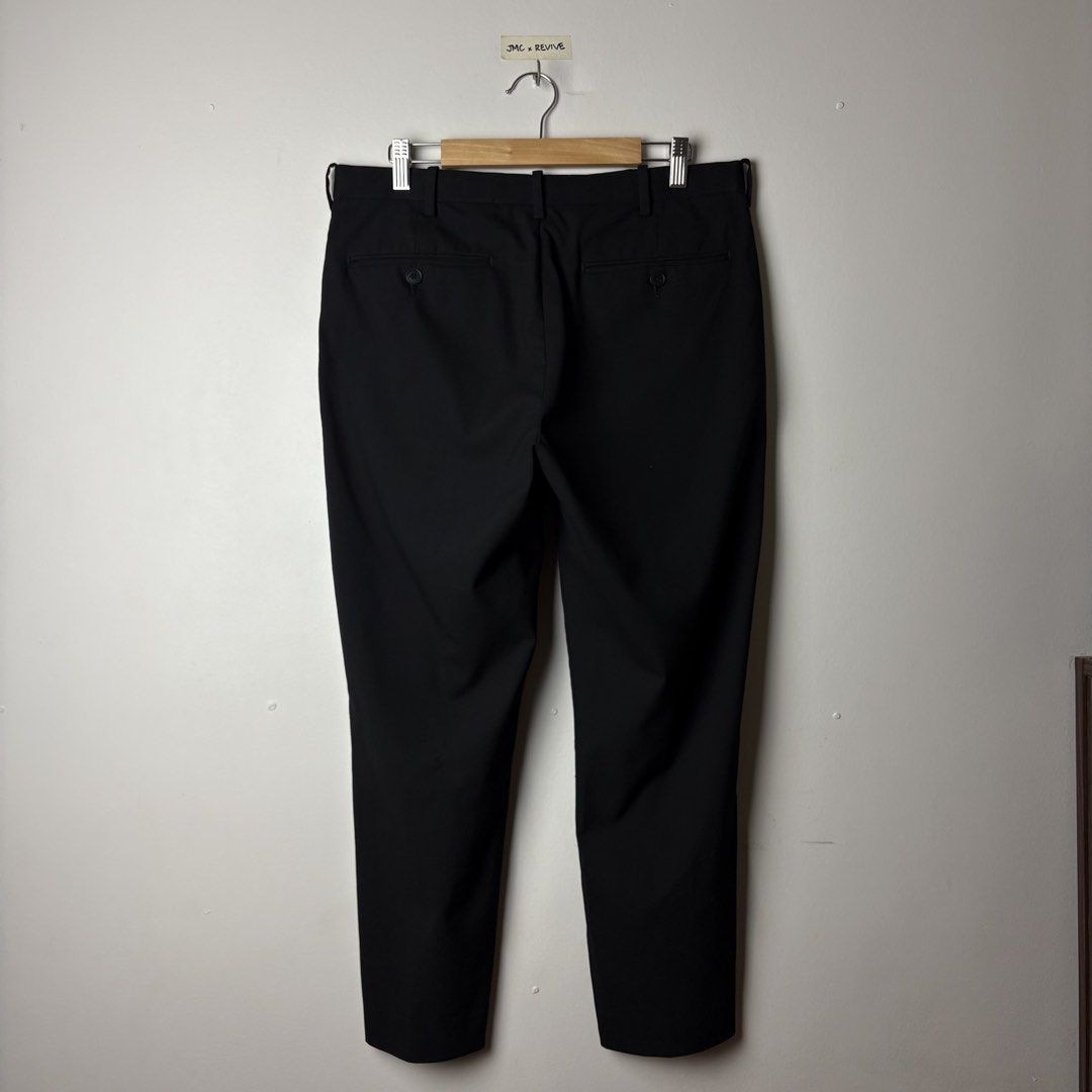 UNIQLO MEN’S Smart Ankle Pants (Category: Trousers) located in Cagayan de Oro. Submitted by reviveco (Listing ID 1470524152, Image 2). Description: UNIQLO MEN’S Smart Ankle Pants •Good as new condition •Size: Medium •Waistline: 32-34 •Length: 35 •Leg opening: 7 •Color rate: 10/10 •Colorway: Black •Minor issue: fabric run For more information kindly DM me📩 📍Location: Cagayan De Oro City, 9000.
