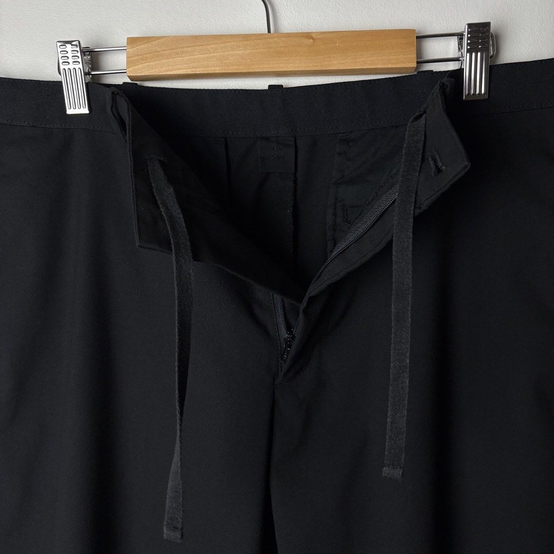UNIQLO MEN’S Smart Ankle Pants (Category: Trousers) located in Cagayan de Oro. Submitted by reviveco (Listing ID 1470524152, Image 3). Description: UNIQLO MEN’S Smart Ankle Pants •Good as new condition •Size: Medium •Waistline: 32-34 •Length: 35 •Leg opening: 7 •Color rate: 10/10 •Colorway: Black •Minor issue: fabric run For more information kindly DM me📩 📍Location: Cagayan De Oro City, 9000.