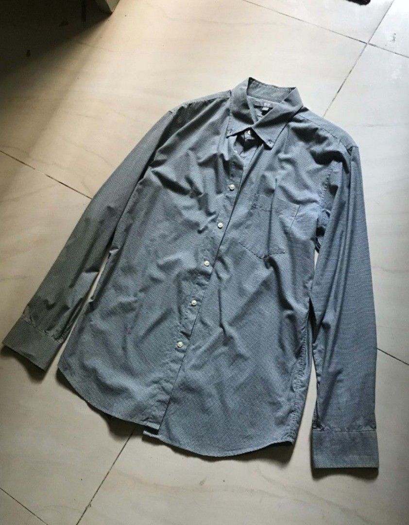 Uniqlo Micro Check Long Sleeve XL Size (Category: Tshirts & Polo Shirts ) located in Paranaque City. Submitted by genxie_ (Listing ID 1470400918, Image 3). Description: - Brand: Uniqlo - Size on tag: XL - Color: Gray with fine checkered pattern - Long sleeves with button cuffs - Button-down collar with front pocket - Condition: Good condition - Has a yellow stain that may come off with washing (see photos) Measurements (approx.): - Length: 28.5 i