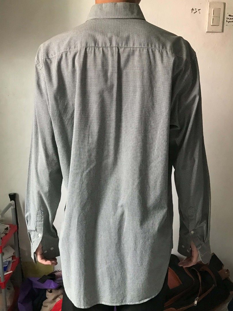 Uniqlo Micro Check Long Sleeve XL Size (Category: Tshirts & Polo Shirts ) located in Paranaque City. Submitted by genxie_ (Listing ID 1470400918, Image 2). Description: - Brand: Uniqlo - Size on tag: XL - Color: Gray with fine checkered pattern - Long sleeves with button cuffs - Button-down collar with front pocket - Condition: Good condition - Has a yellow stain that may come off with washing (see photos) Measurements (approx.): - Length: 28.5 i