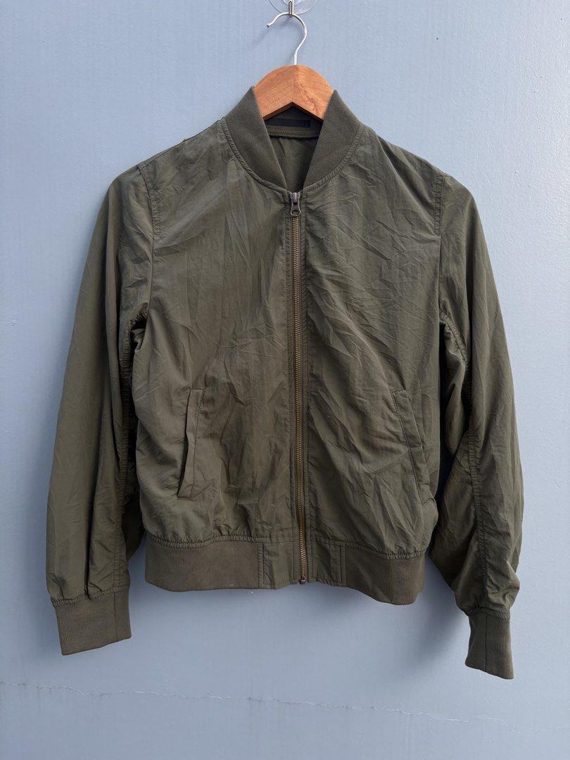 Uniqlo olive green MA-1 bomber jacket (Category: Coats, Jackets and Outerwear) located in General Santos City (Dadiangas). Submitted by a.rt.eyes (Listing ID 1470468142, Image 1). Description: Uniqlo olive green MA-1 bomber jacket Size small on tag Dimension width 19 length 22 Excellent condition with no issues Color rate 10/10 Original Located in General Santos City, Mindanao. Shipping fee applies for buyers outside my location. Payment first on