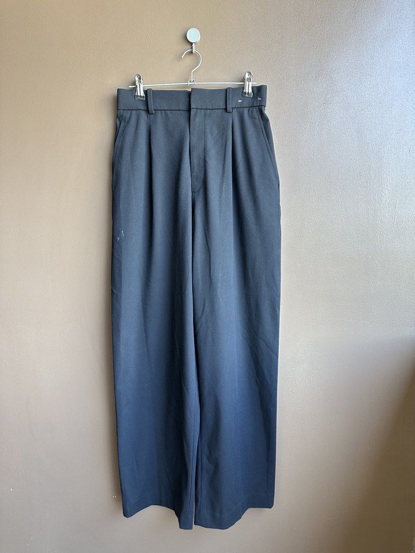 Uniqlo pleated wide pants (Category: Skirts) located in Pasig City. Submitted by afterglowpreloved (Listing ID 1470454568, Image 1). Description: .