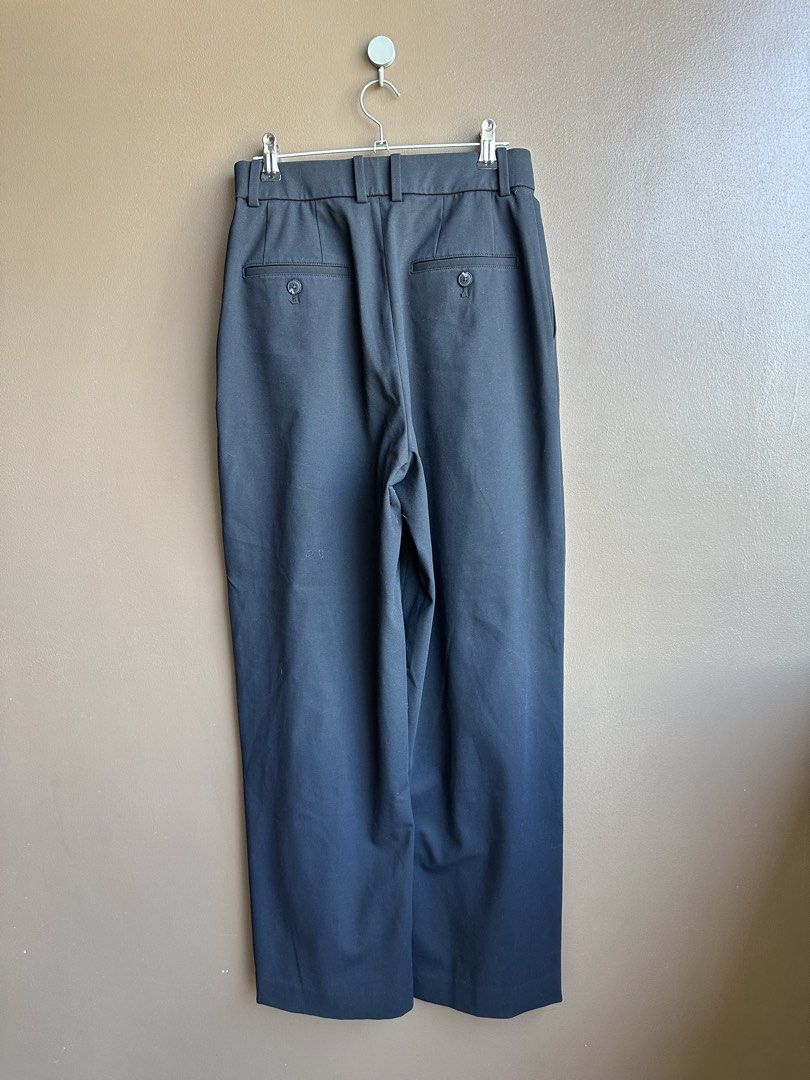 Uniqlo pleated wide pants (Category: Skirts) located in Pasig City. Submitted by afterglowpreloved (Listing ID 1470454568, Image 2). Description: .