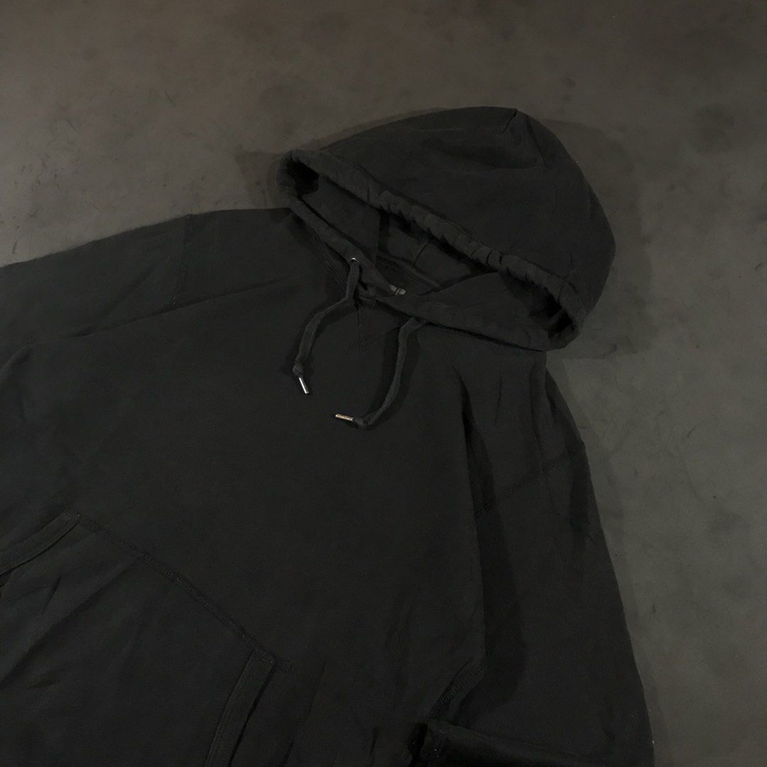 Uniqlo Pullover Hoodie (Category: Coats, Jackets and Outerwear) located in Manila. Submitted by a_aron.f6e3a7 (Listing ID 1470535479, Image 2). Description: Uniqlo Pullover Hoodie Size: Medium (M) Color rate: 9/10 (Black) Condition: Good pre-owned condition Issues: No obvious major holes or tears visible.