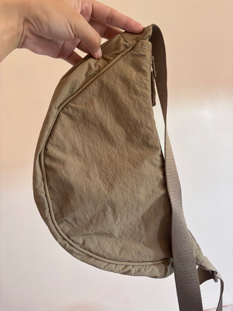 Uniqlo Round Mini Shoulder Bag - Brown (Category: Shoulder Bags) located in Taguig. Submitted by solana36 (Listing ID 1470363455, Image 1). Description: No issue RFS: Decluttering Location: East Rembo, Taguig SF c/o buyer.