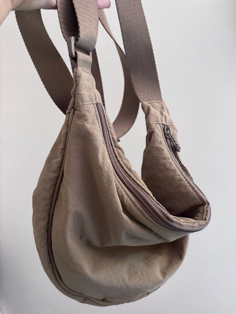 Uniqlo Round Mini Shoulder Bag - Brown (Category: Shoulder Bags) located in Taguig. Submitted by solana36 (Listing ID 1470363455, Image 3). Description: No issue RFS: Decluttering Location: East Rembo, Taguig SF c/o buyer.