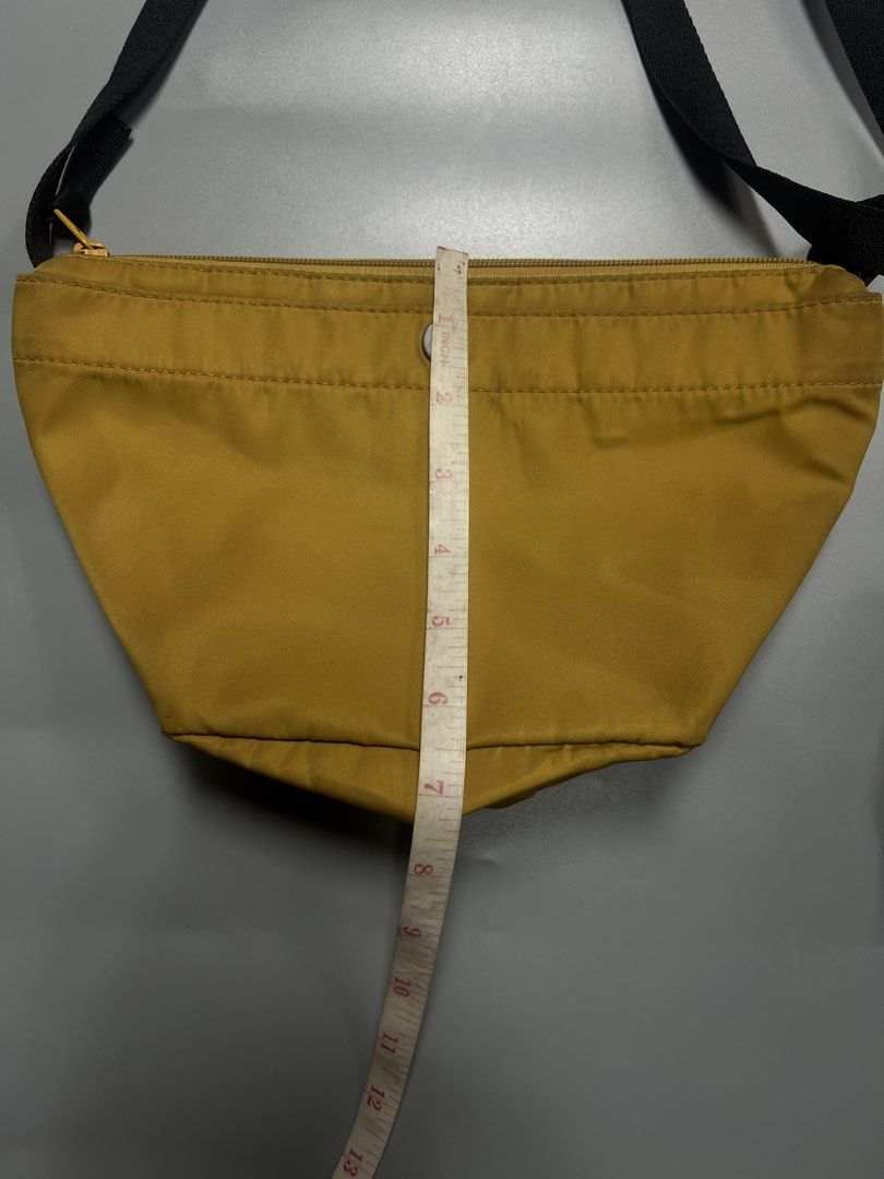 Uniqlo Sling bag (Category: Sling Bags) located in Ragay. Submitted by sergesalgado (Listing ID 1470494327, Image 2). Description: Uniqlo sling bag Issue:Stain sa ilalim not sure if matatanggal See pic.