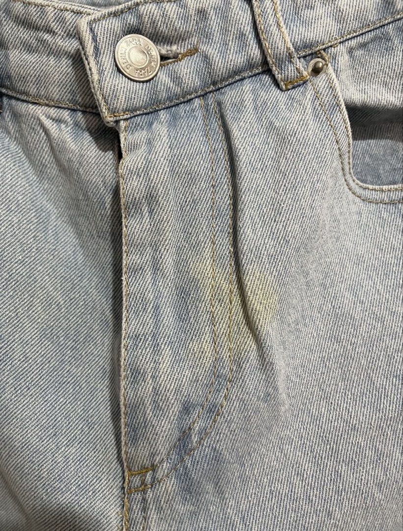 ZARA Wide Leg Denim Jeans (Category: Jeans) located in Manila. Submitted by daphnnnnne (Listing ID 1470457906, Image 3). Description: Has a slightly noticeable yellow spot near the zipper part. Item just needs washing. 📍Pasay 🚚 Lalamove, Grab.