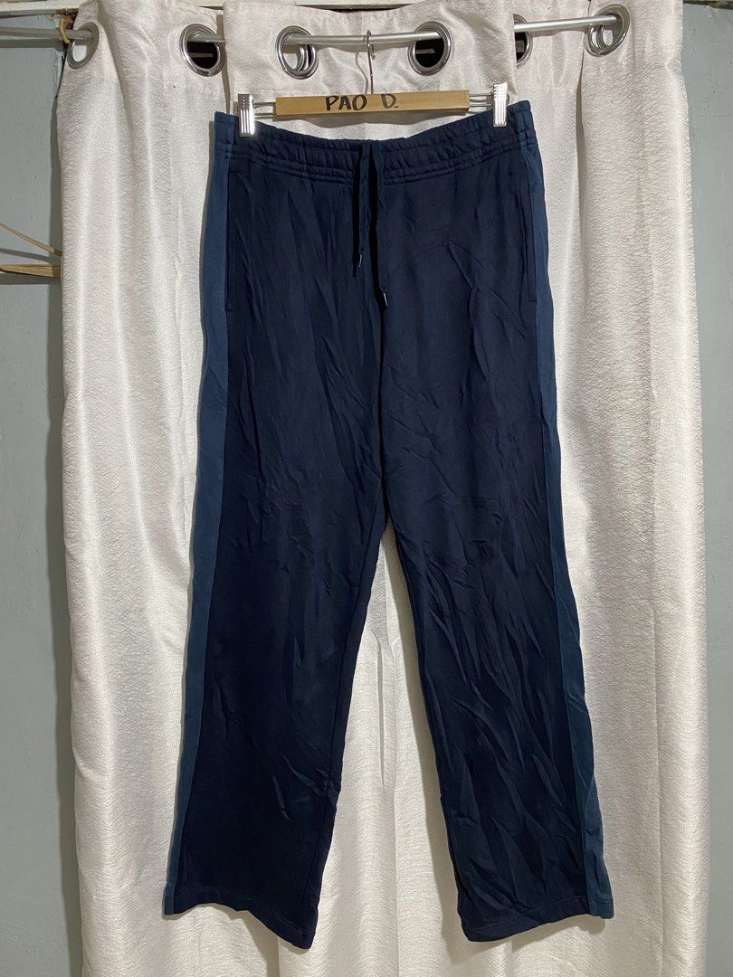 Uniqlo Unisex Sweat Pants (Category: Joggers) located in Davao. Submitted by VapenDrip (Listing ID 1470463796, Image 3). Description: Uniqlo Unisex Sweat Pants Large on tag Waist 32-36 Length 41 Hem 9 As new condition Need wash only 500+sf.