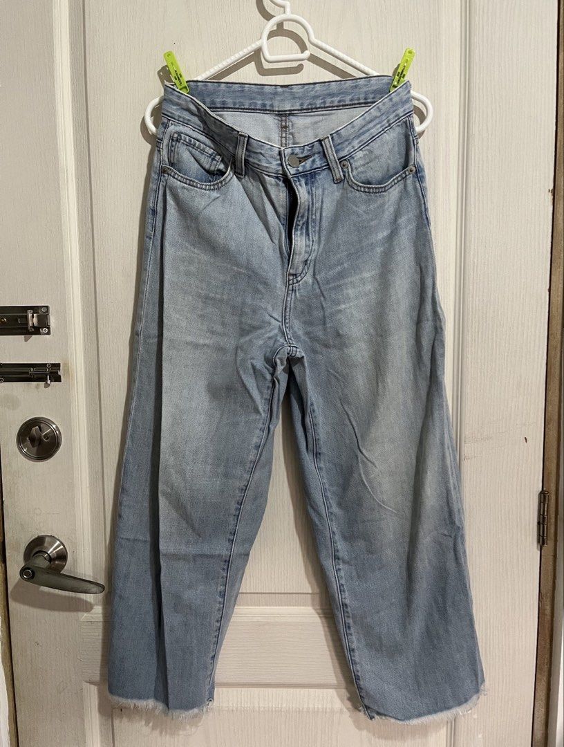 UNIQLO Wide Leg Light Washed Jeans (Category: Jeans) located in Manila. Submitted by daphnnnnne (Listing ID 1470458917, Image 1). Description: Has a small white spot at the back. Items just need washing. 📍Pasay 🚚 Lalamove, Grab.