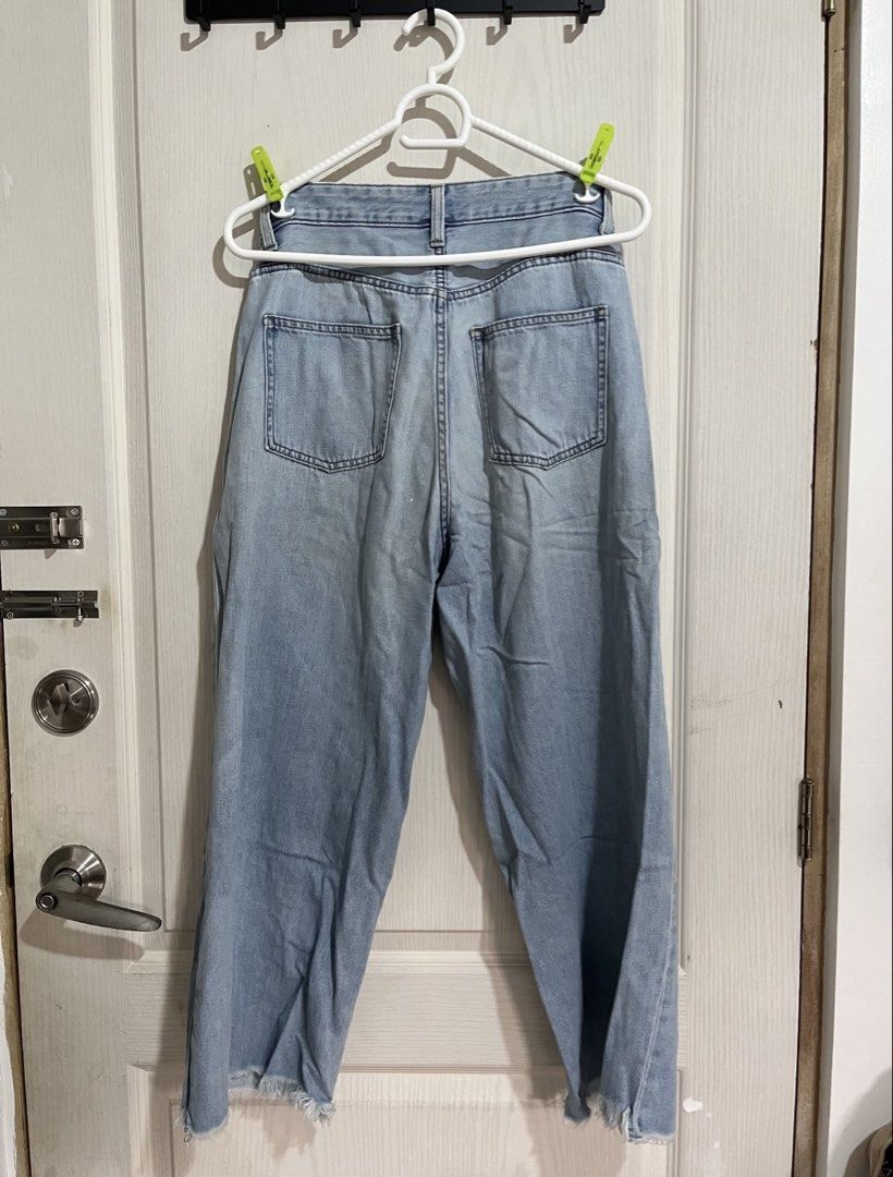 UNIQLO Wide Leg Light Washed Jeans (Category: Jeans) located in Manila. Submitted by daphnnnnne (Listing ID 1470458917, Image 3). Description: Has a small white spot at the back. Items just need washing. 📍Pasay 🚚 Lalamove, Grab.