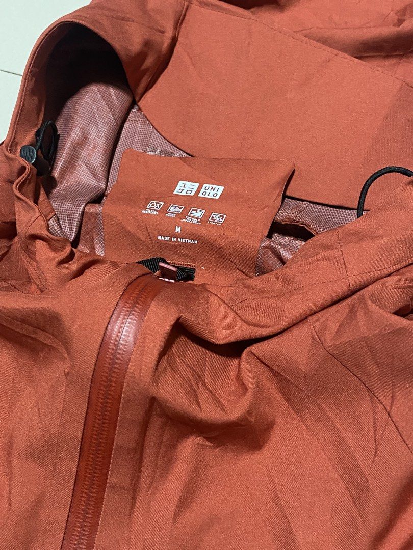 Uniqlo Windbreaker (Category: Coats, Jackets and Outerwear) located in Baguio. Submitted by yunothewizardking (Listing ID 1470472489, Image 2). Description: L25 W19 issue bakbak inner membrane.