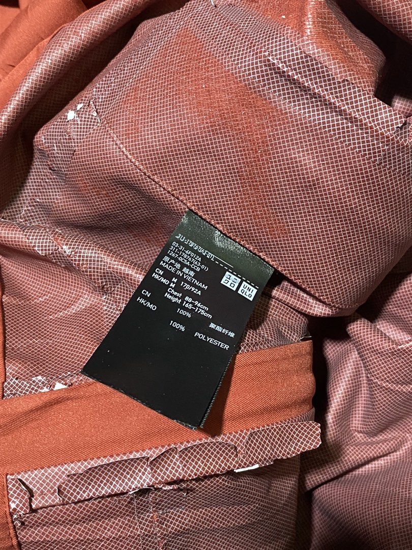 Uniqlo Windbreaker (Category: Coats, Jackets and Outerwear) located in Baguio. Submitted by yunothewizardking (Listing ID 1470472489, Image 3). Description: L25 W19 issue bakbak inner membrane.