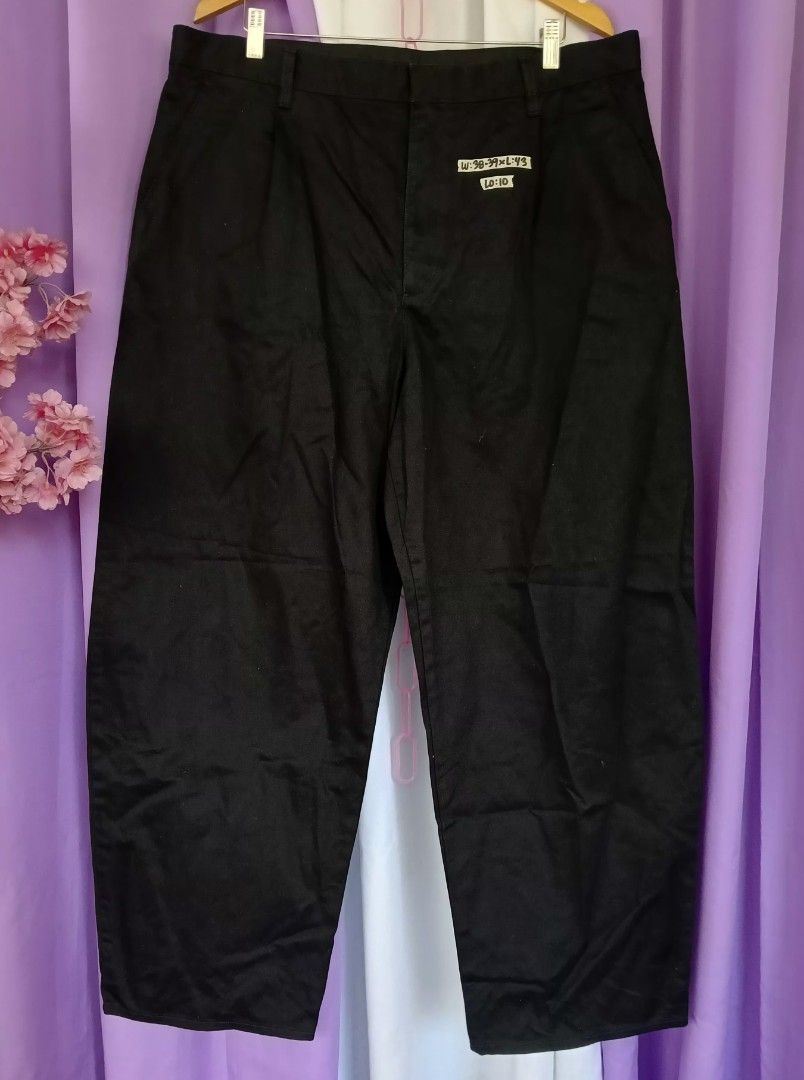 UNIQLO:C Men's Barrel Pants (Category: Chinos) located in Basista. Submitted by purpleens_shop (Listing ID 1470436410, Image 3). Description: Black 🖤 Condition:10/10.