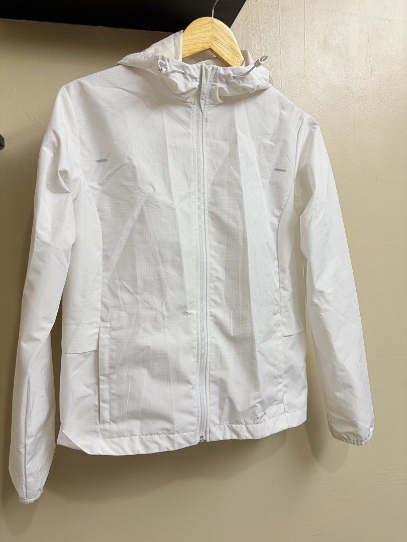 Unisex Decathlon Windbreaker Jacket (Category: Coats, Jackets and Outerwear) located in Ajuy. Submitted by sothat_ara (Listing ID 1470411022, Image 1). Description: Small (xs on tag) Ideal for hiking, running and camping. .