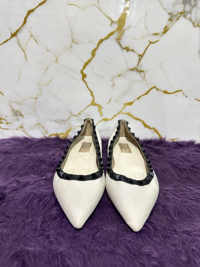 Valentino rockstud flat (Category: Flats & Sandals) located in Marikina City. Submitted by georgiaprelovestuff (Listing ID 1470459721, Image 1). Description: size 37 PLEASE READ BEFORE MAKING AN OFFER: 🔹No inclusions since this is preloved 🔹NO to low ballers please 🔹NO meetups due to busy schedule 🔹If you make an offer, please get the item let's not waste each other's time 🔹NO return NO exchange NO cancellation 🔹Please manage your expectati