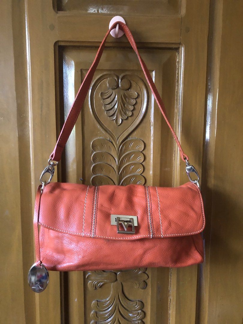Valentino rudy (Category: Luxury Bags & Wallets) located in Davao. Submitted by deinlakarol19 (Listing ID 1470372723, Image 1). Description: Abg ganda pa two way no issue coded.