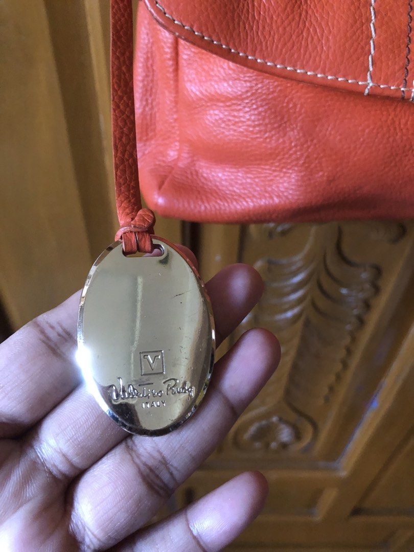 Valentino rudy (Category: Luxury Bags & Wallets) located in Davao. Submitted by deinlakarol19 (Listing ID 1470372723, Image 2). Description: Abg ganda pa two way no issue coded.