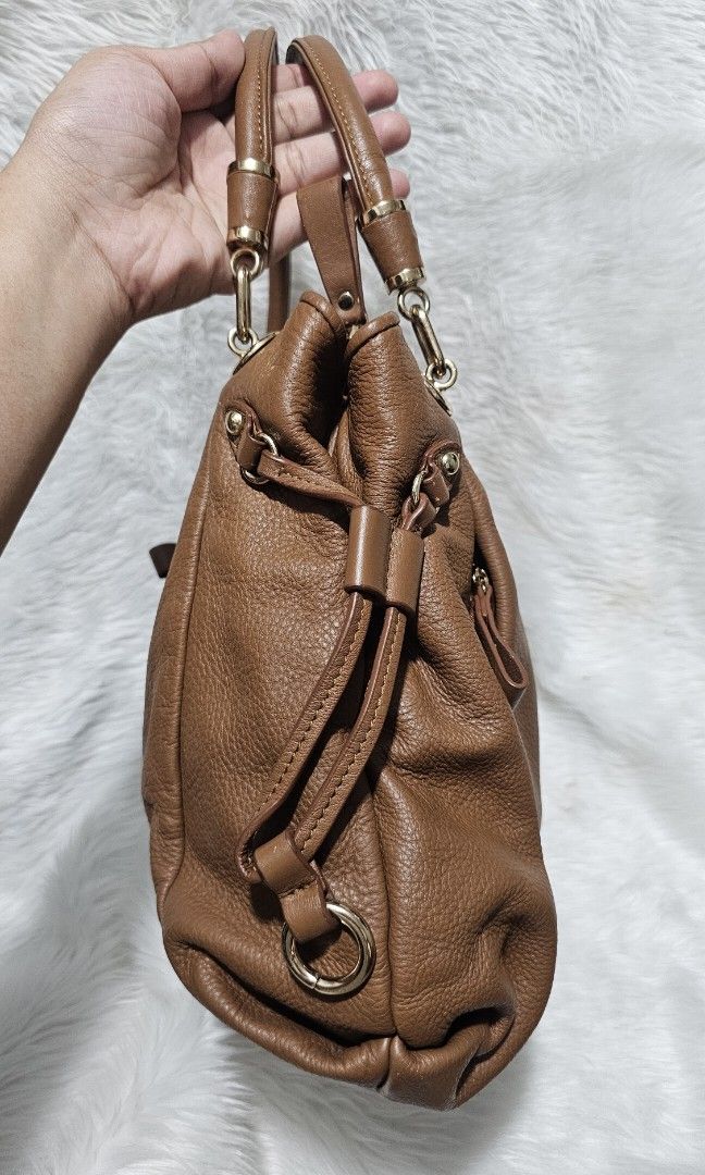 VALENTINO RUDY SHOULDER BAG (Category: Shoulder Bags) located in Bulacan. Submitted by misyeljane (Listing ID 1470421760, Image 3). Description: PRELOVED VALENTINO RUDY SHOULDER BAG MEDIUM SIZE PEBBLED GENUINE SOFT LEATHER MAY 2 POCKET SA HARAP MAY ADJUSTABLE SA MAGKABILANG GILID COMPLETE YUNG PAA SA ILALIM NAKA ENGRAVE BRAND SA MGA HARDWARE MINIMAL SIGN OF USE (SCRATCHES)DI HALATA PM FOR MORE INFO.