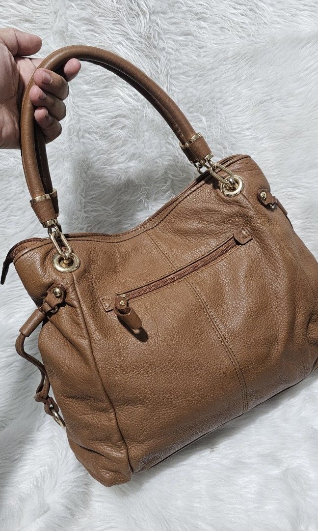 VALENTINO RUDY SHOULDER BAG (Category: Shoulder Bags) located in Bulacan. Submitted by misyeljane (Listing ID 1470421760, Image 2). Description: PRELOVED VALENTINO RUDY SHOULDER BAG MEDIUM SIZE PEBBLED GENUINE SOFT LEATHER MAY 2 POCKET SA HARAP MAY ADJUSTABLE SA MAGKABILANG GILID COMPLETE YUNG PAA SA ILALIM NAKA ENGRAVE BRAND SA MGA HARDWARE MINIMAL SIGN OF USE (SCRATCHES)DI HALATA PM FOR MORE INFO.