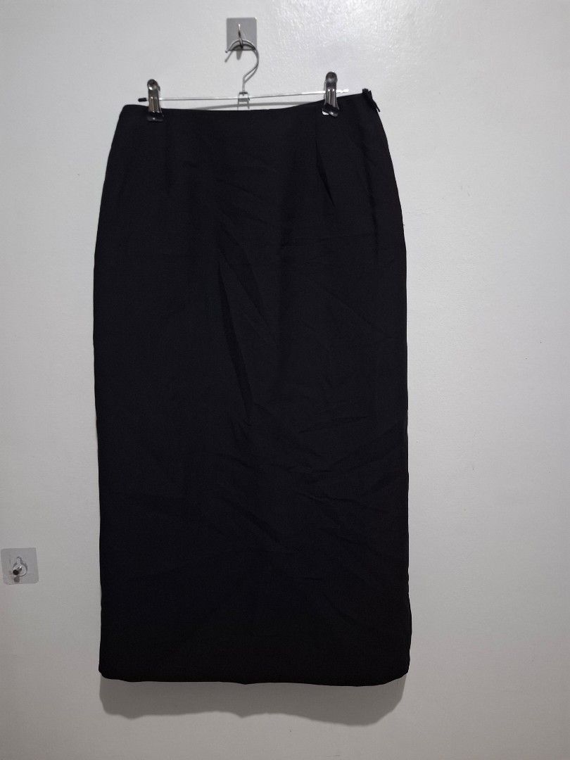 Valentino skirt size 38 (Category: Skirts) located in Tarlac. Submitted by christopher.24 (Listing ID 1470398972, Image 2). Description: good as new legit.
