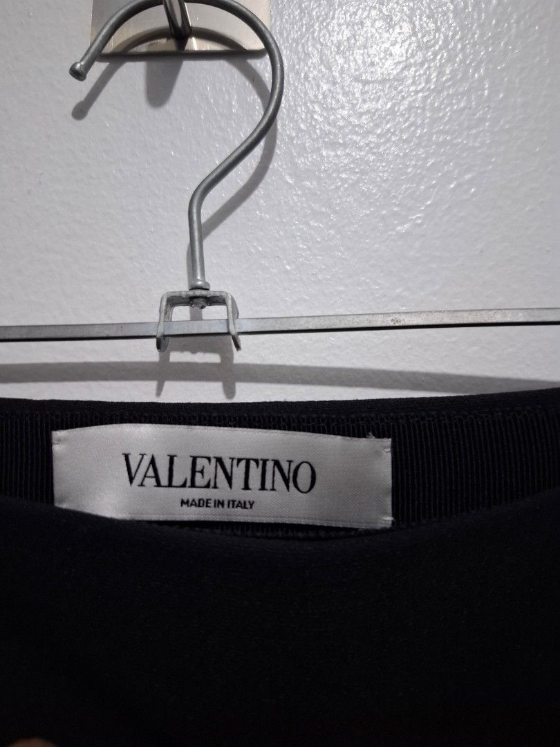 Valentino skirt size 38 (Category: Skirts) located in Tarlac. Submitted by christopher.24 (Listing ID 1470398972, Image 3). Description: good as new legit.