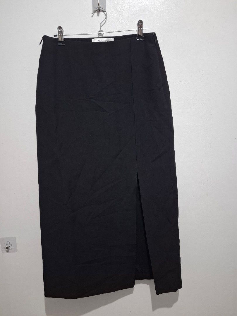 Valentino skirt size 38 (Category: Skirts) located in Tarlac. Submitted by christopher.24 (Listing ID 1470398972, Image 1). Description: good as new legit.
