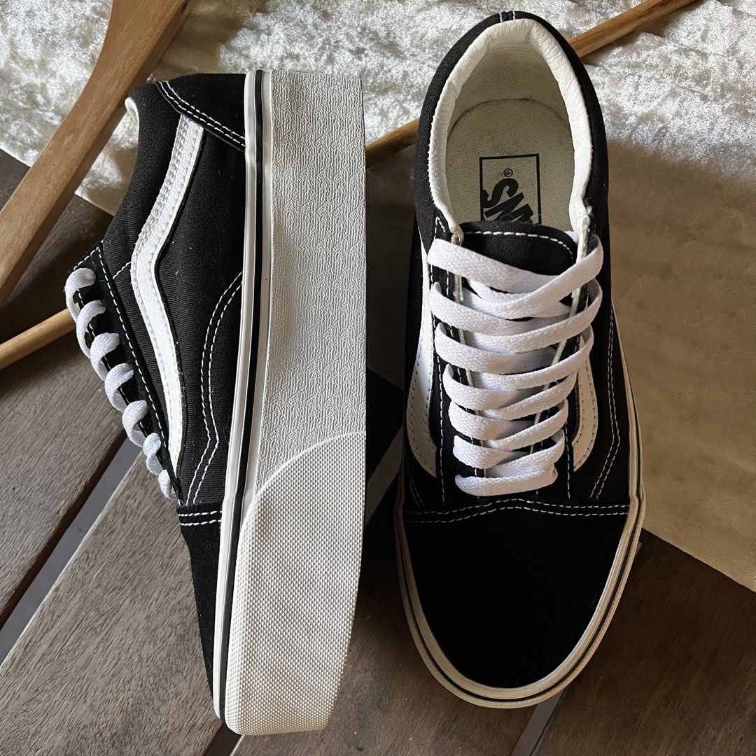 VANS Old Skool Platform Shoe (Category: Sneakers) located in Santiago. Submitted by justineolshp (Listing ID 1470366151, Image 2). Description: Old Skool Platform Shoe US 7 EUR 37 23.5 cm Orig Used once No box.
