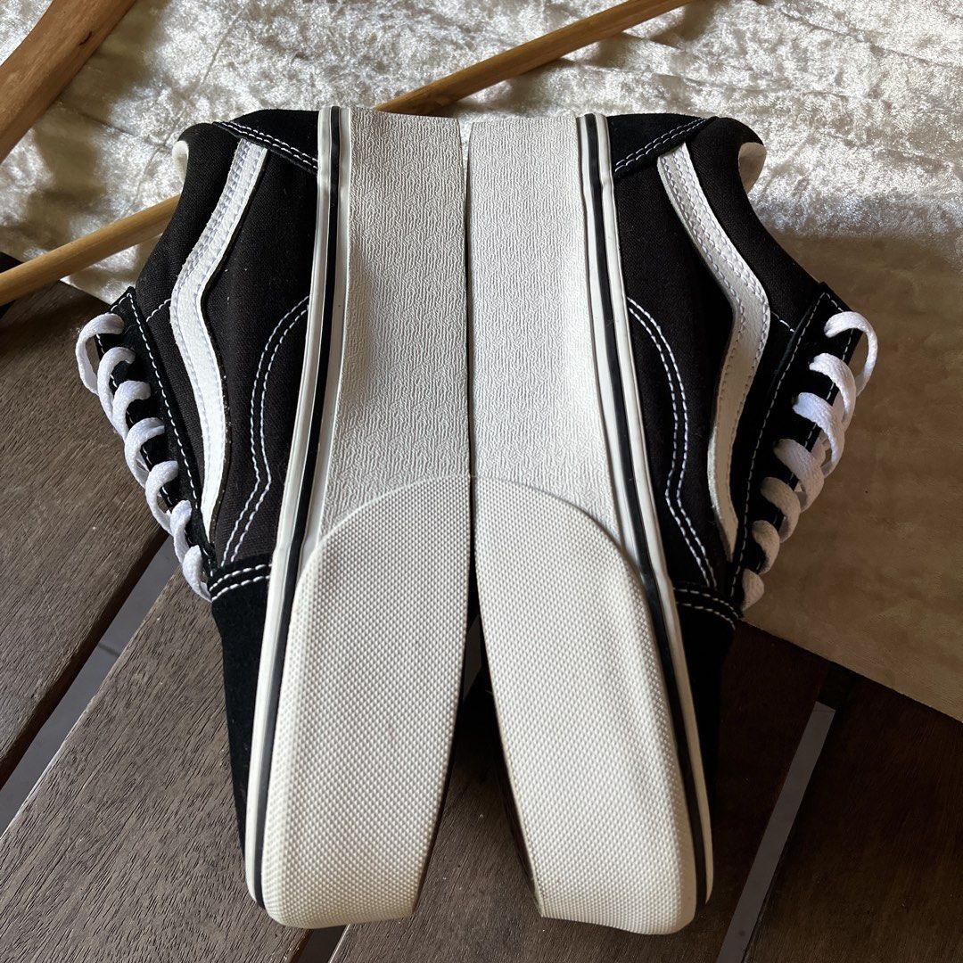 VANS Old Skool Platform Shoe (Category: Sneakers) located in Santiago. Submitted by justineolshp (Listing ID 1470366151, Image 3). Description: Old Skool Platform Shoe US 7 EUR 37 23.5 cm Orig Used once No box.