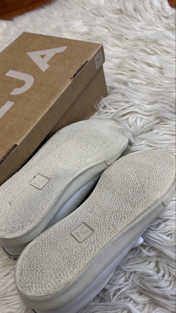 VEJA Esplar Leather Extra White (Category: Sneakers) located in Manila. Submitted by mamk0823 (Listing ID 1470430245, Image 3). Description: .