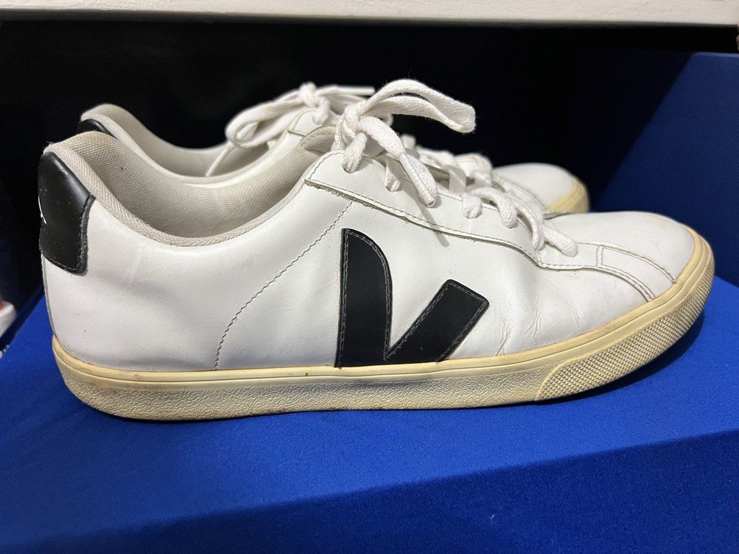 VEJA ESPLAR SIZE 10 (Category: Casual Shoes) located in Paranaque City. Submitted by antonio09 (Listing ID 1470537489, Image 1). Description: VEJA ESPLAR Black Logo Size 10 Bought in Madrid No box add sf+ Negotiable.