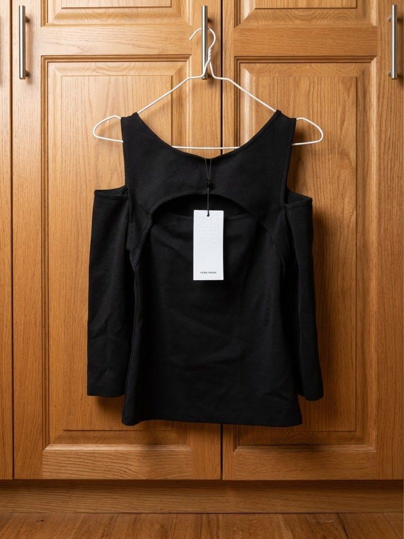 Vero Moda Black Cold Shoulder 3/4 Knit Top Size L (Category: Longsleeves) located in Marikina City. Submitted by sakura_07 (Listing ID 1470397644, Image 1). Description: - Brand: Vero Moda - Condition: Brand new with original tags attached, never worn - Color: Black - Size: 170/88A (Large) - Design: Cold shoulder cutouts with 3/4 length sleeves - Material: 59% Viscose, 39% Polyamide, 2% Spandex (stretchy and comfortable) - Style: Versatile wardro