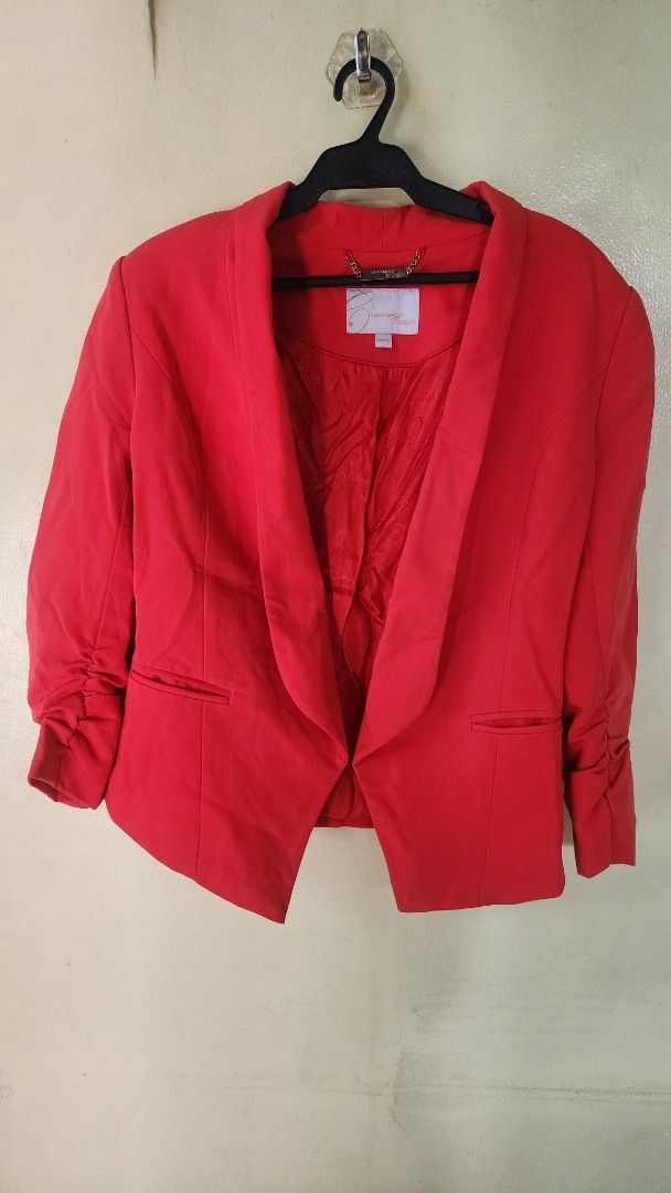 Vero Moda Classic Red Blazer Jacket (Category: Coats, Jackets and Outerwear) located in Quezon City. Submitted by amenohana (Listing ID 1470358229, Image 1). Description: - Brand: Vero Moda - Color: Classic Red - Size: 160/80A - Design: Open front with stylish draped lapels - Sleeves: Ruched 3/4 sleeves - Details: Piped welt pockets and branded gold chain hanging loop at inner neckline - Condition: Brand new with tag attached - Perfect for work, 